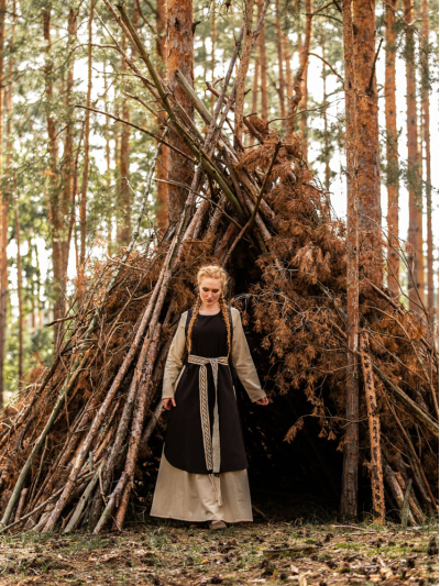 Trollfelsen Mittelalter Überkleid Leo Carbone Magdalena braun1